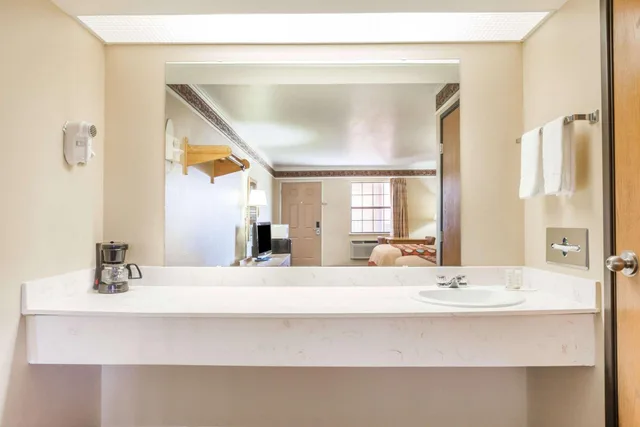 غرفة ديلوكس بسرير كينج، Super 8 by Wyndham Mount Vernon 6/7