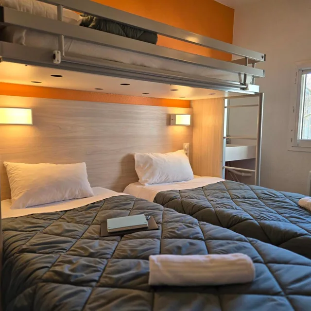 غرفة بسريرين منفصلين وسرير بطابقين، Hotel Premiere Classe Lyon East - Beynost 7/10