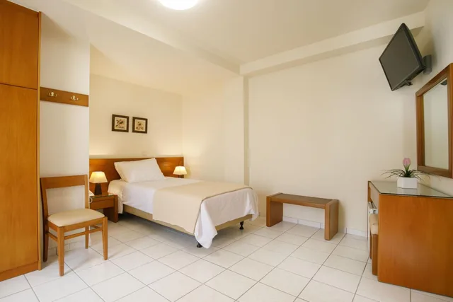 غرفة مفردة، Athina 2/5