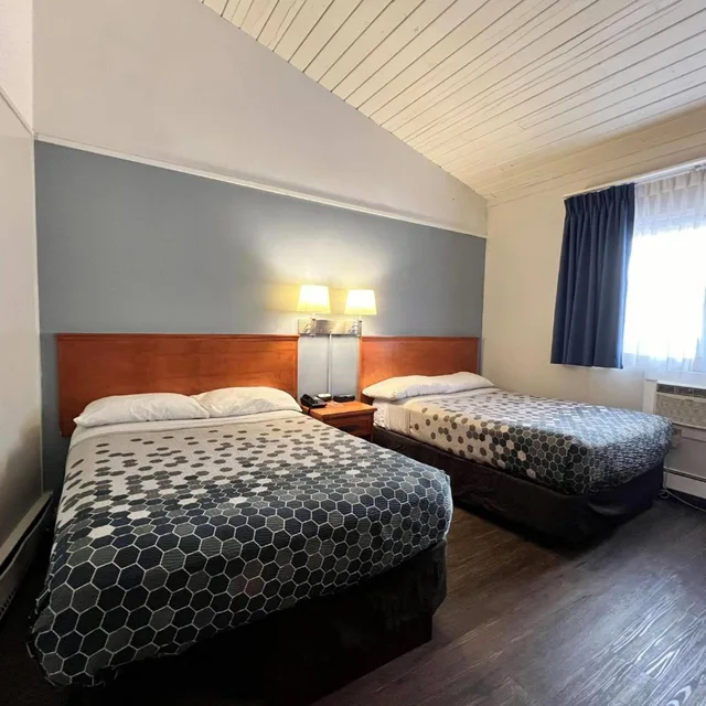 غرفة بسريرين مزدوجين يُسمح فيها بالحيوانات الأليفة، Econo Lodge Calgary Motel Village 5/10