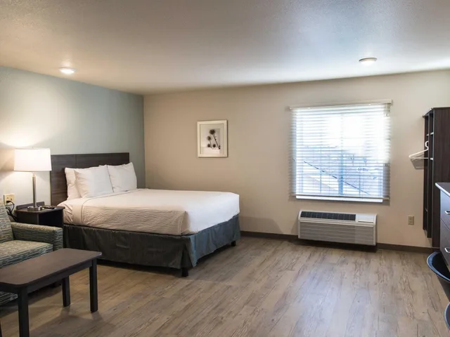 غرفة بسرير كوين مع أريكة، WoodSpring Suites Broken Arrow 1/6