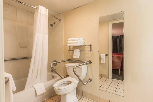 غرفة بسريرين كوين للمدخنين لذوي الإعاقة، Quality Inn & Suites Easley - Greenville 6/8