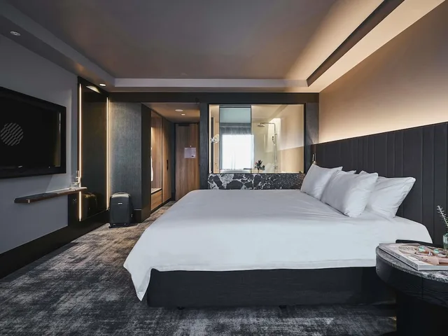 Deluxe, Executive, King Bed, Club Lounge Access, High Floor, Pullman East Melbourne 3/10