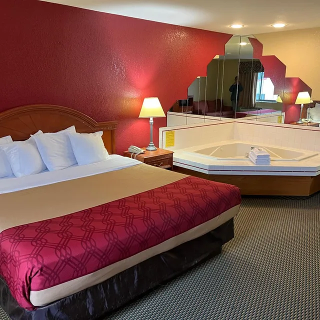 جناح بسرير كينج، Express Inn & Suites 2/5