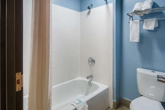 Room, King Bed, Smoking, Rodeway Inn Carrollton I-35E 6/6