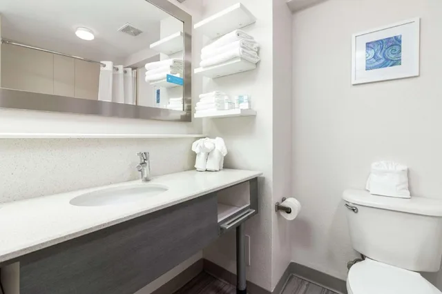 Studio, King Bed, Ocean Front, Sofa, Balcony، Hampton Inn Daytona Beach Shores 4/5