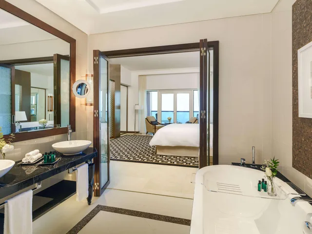 غرفة بريميوم بإطلالة على البحر، Rixos Marina Abu Dhabi 2/3