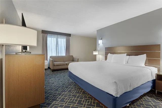 غرفة بسرير كينج مع أريكة، Best Western Hunt's Landing Hotel Matamoras/Milford 6/9