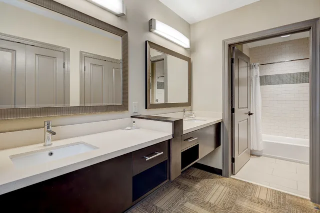 جناح بسرير كينج بإطلالة على المرفأ بغرفة نوم واحدة مع أريكة، Staybridge Suites BALTIMORE INNER HARBOR 5/9