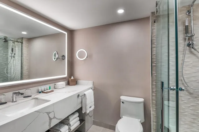 غرفة بسرير مزدوج بإطلالة على البحيرة، The Westin Harbour Castle, Toronto 3/4