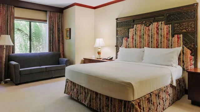 Signature, Fountain, King Bed، Dinah's Garden Hotel 1/1