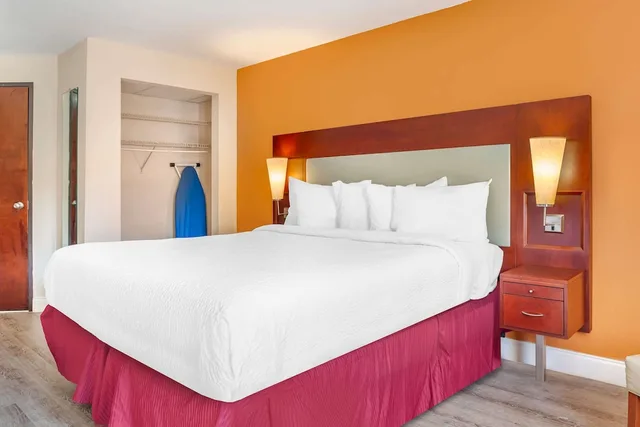 جناح بسرير كينج لذوي الإعاقة، Days Inn Suites By Wyndham Rocky Mount Golden East 1/7