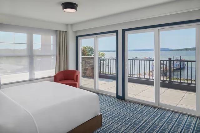 جناح رئاسي بسرير كينج بإطلالة على البحيرة بحوض استحمام، Hotel Canandaigua, Tapestry Collection by Hilton 4/10