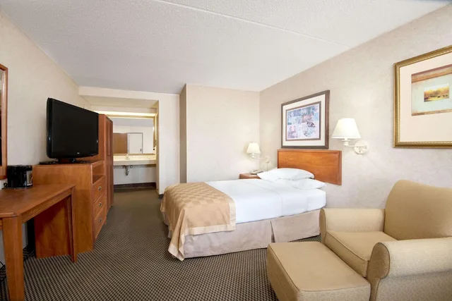 غرفة قياسية بسرير كينج، Travelodge by Wyndham Pueblo 6/8