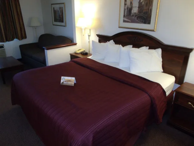Business, King Bed, Sofa, Quality Inn & Suites Eldridge Davenport North 5/10