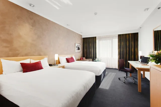 غرفة بريميوم بسرير كينج وسريرين كوين، Mercure Melbourne Albert Park 1/8