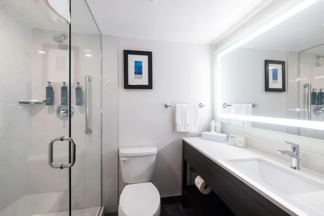 غرفة بسرير كينج وسريرين كوين، DoubleTree by Hilton Calgary North 5/5