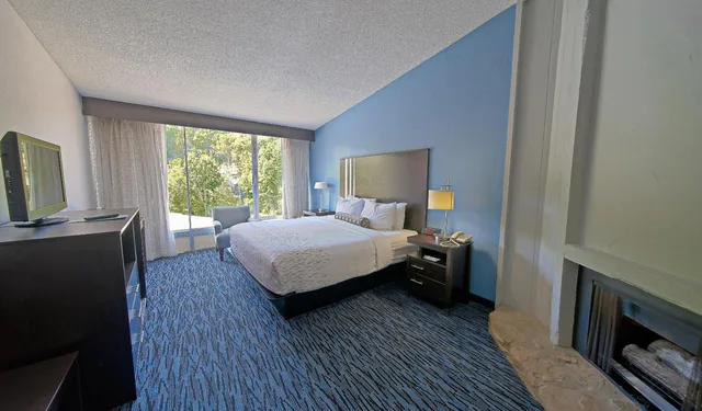 Room, King Bed, Glenstone Lodge 6/7