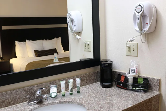 غرفة بسرير كينج بحوض جاكوزي، Best Western Parsons Inn 7/8