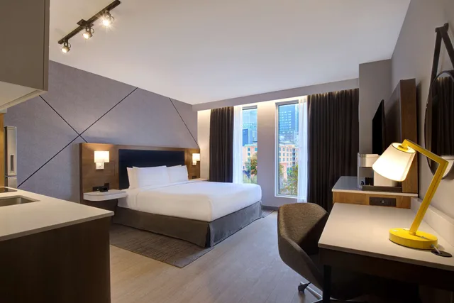 غرفة بسرير كينج لذوي الإعاقة، Hampton Inn by Hilton Montreal Downtown 2/4
