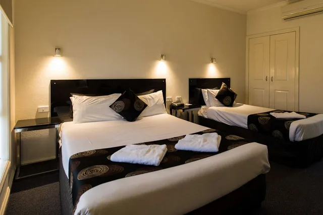 غرفة ديلوكس بسرير كوين وسرير فردي بمطبخ صغير، Best Western Mill Park Motel 4/8