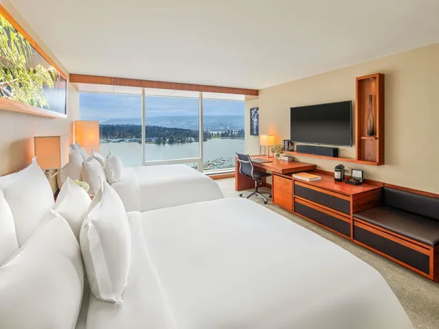 Signature, Harbor, 2 Queen Beds, Mountain View، Fairmont Pacific Rim 1/3