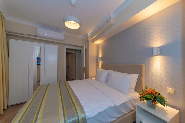 جناح عائلي بسرير كوين وسرير فردي مع أريكة، Feri Suites 2/8