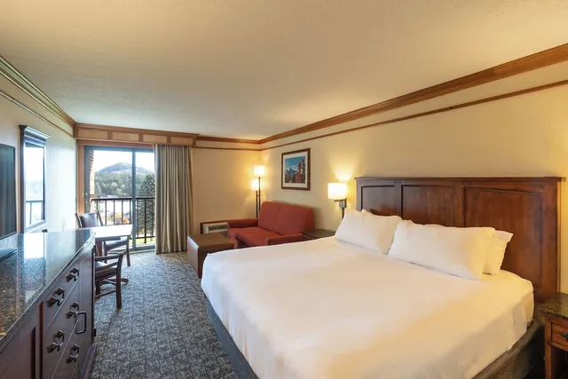 غرفة قياسية بسرير كينج بإطلالة على البحيرة مع أريكة، Crowne Plaza Lake Placid 1/1