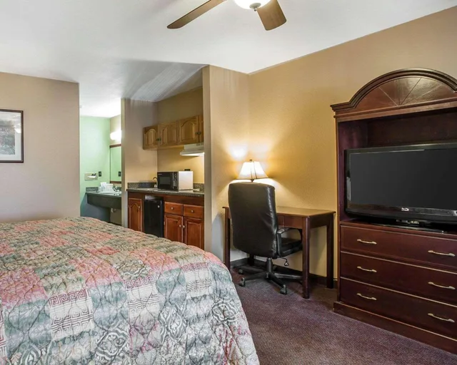جناح بسرير كينج، Quality Inn Suites Cameron Park 2/2