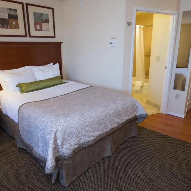 استوديو بسرير كوين للمدخنين، Candlewood Suites Joplin 1/4