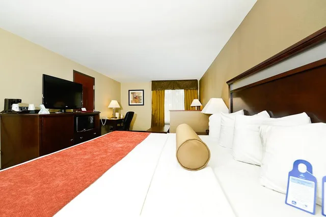 جناح بسرير كينج مع أريكة بحوض جاكوزي، Best Western Plus Prairie Inn 1/6