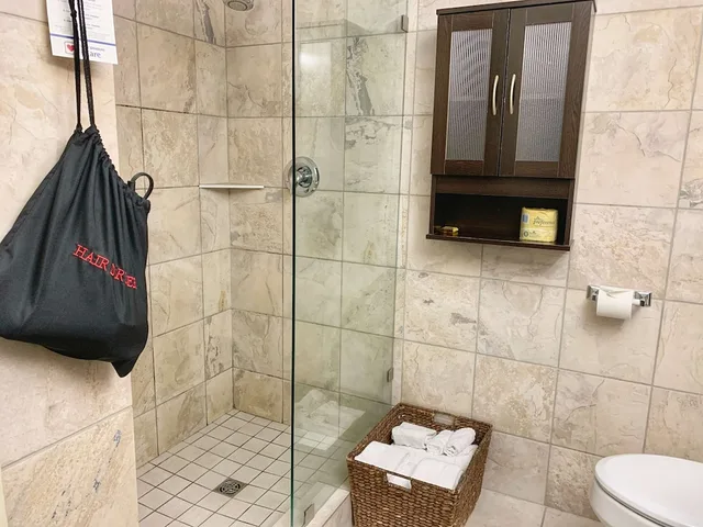 غرفة قياسية كبيرة بسريرين كوين، Best Western Plus Regency Inn and Conference Centre 2/2