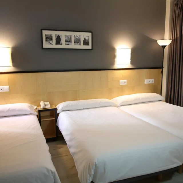 Room, Triple, Entrearcos 1/10