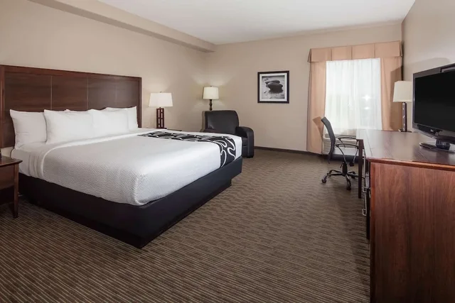 غرفة بسرير كينج لذوي الإعاقة، La Quinta Inn & Suites by Wyndham Inglewood 1/3