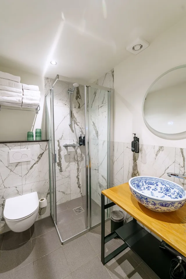 غرفة عائلية بسرير كوين وسريرين فرديين، Hotel Des Arts 9/10