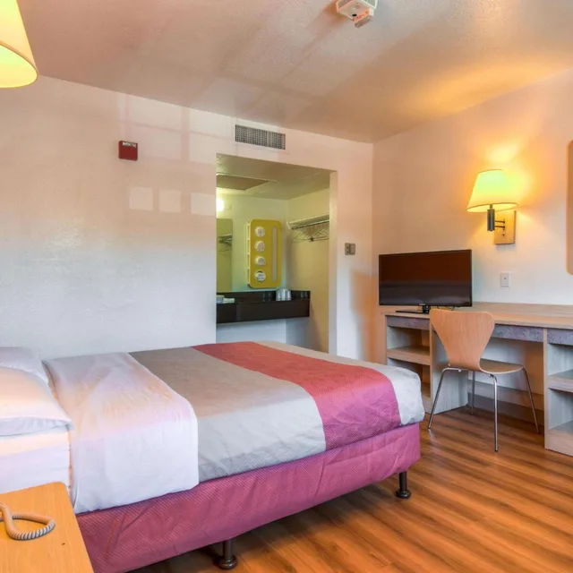 غرفة بسرير كوين، Motel6 Pomona, CA - Los Angeles 10/10