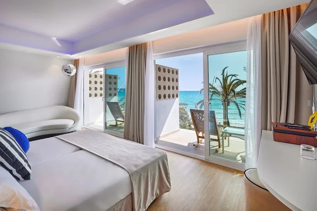 Junior Suite, Twin Beds, Sea Front, Balcony، Universal Hotel Neptuno - Adults Only 2/6