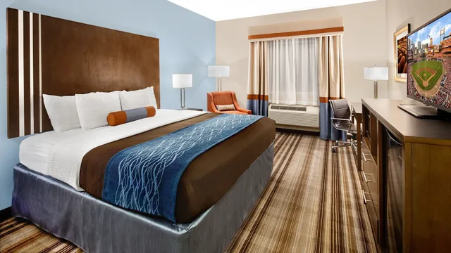 غرفة قياسية بسرير كينج مع أريكة، Best Western Plus Washington Hotel 2/6