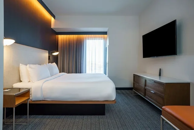 غرفة بسرير كينج مع أريكة، Courtyard by Marriott Madison 2/7