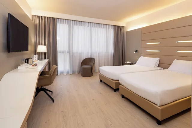 غرفة قياسية بسرير كينج وسريرين منفصلين للمدخنين، Best Western Plus Tower Hotel Bologna 5/10