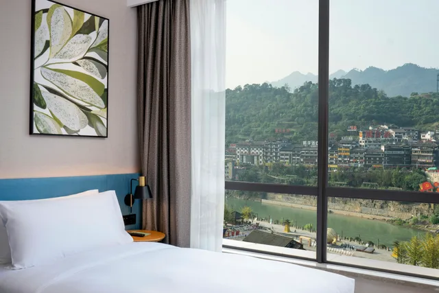 غرفة بسريرين منفصلين بإطلالة على النهر، Hilton Garden Inn Guizhou Maotai Town 2/3