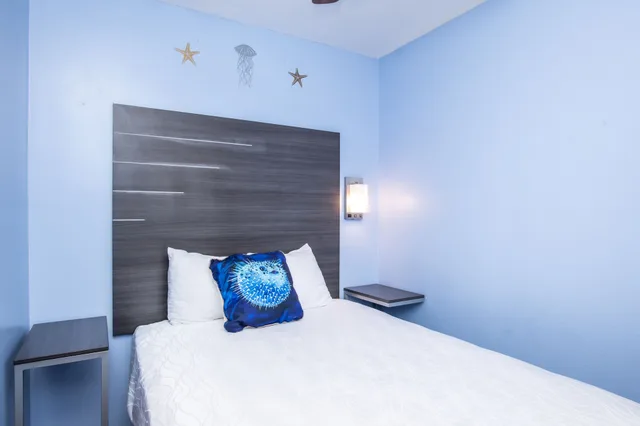 غرفة قياسية بسرير كينج بغرفتي نوم، Aqua Breeze Inn 2/5