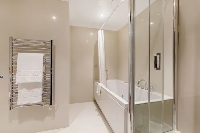 4 Bedrooms, Penthouse Suite, Apartment, 4 King Beds، 130 Queensgate Apartments 9/9
