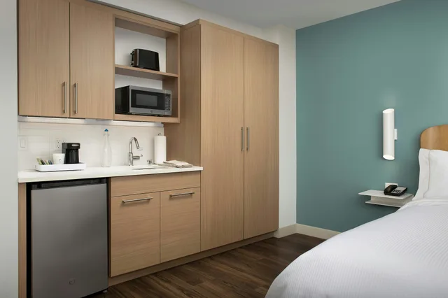 Room, King Bed, Element Portland Beaverton 2/2