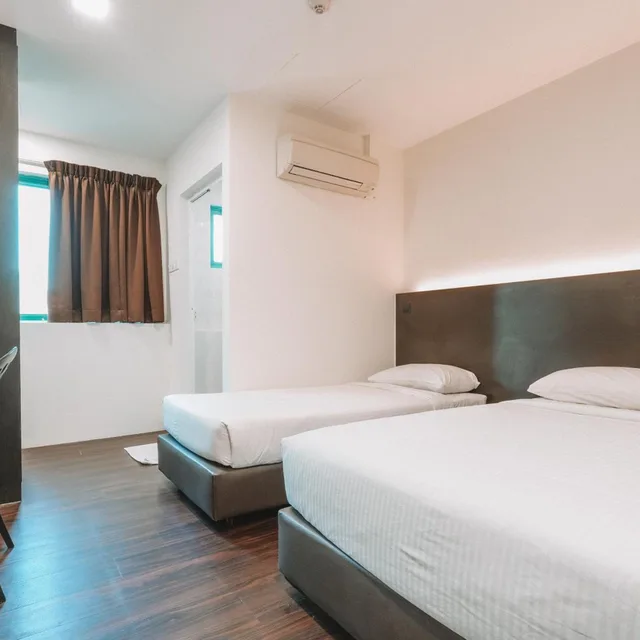 غرفة متصلة، A Hotel Desker 4/10