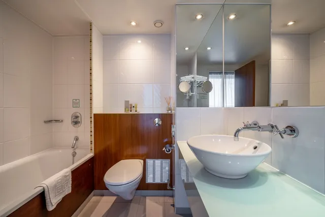 Premium, King Bed, Lobby View, Holiday Inn London - Camden Lock by IHG 5/7
