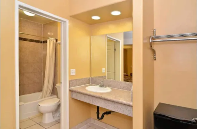 غرفة بسرير كينج بحوض جاكوزي، Emerald Inn on Sunset 6/7