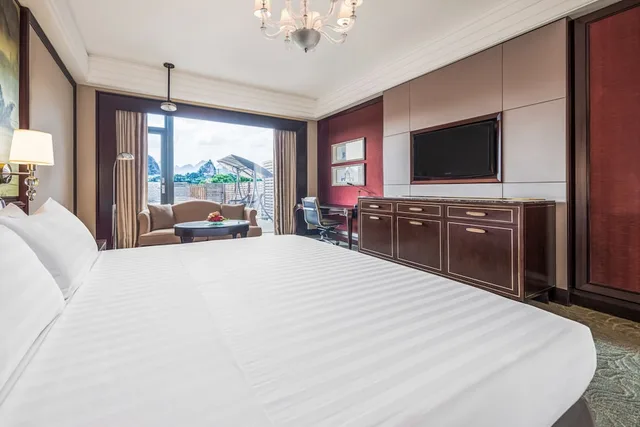 غرفة بسرير كينج بإطلالة على الجبل بشرفة، Shangri La Guilin 3/9