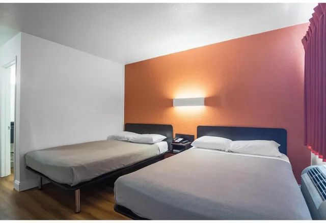 2 Full Beds Smoking, Micfridge، Motel6 Pensacola, FL - West 1/9