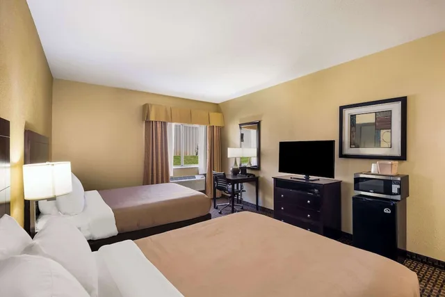 Standard, 2 Queen Beds, Quality Inn Des Moines North 2/6